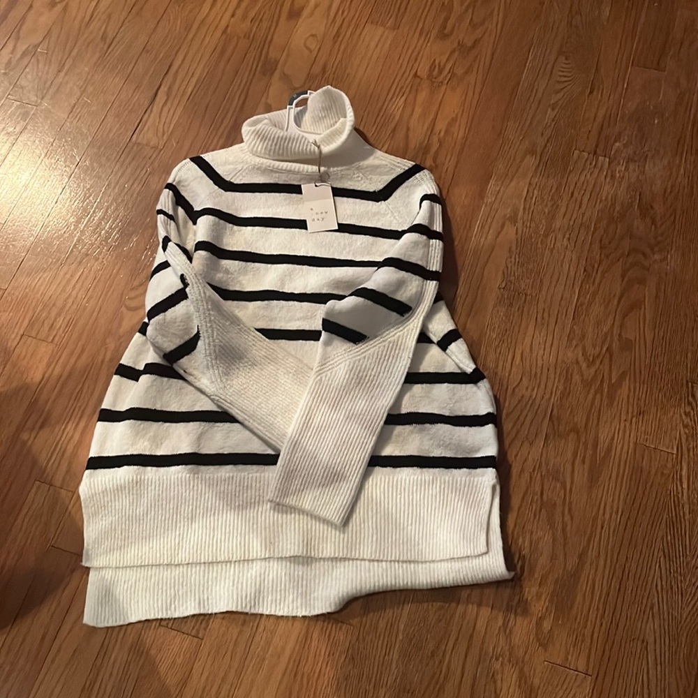 Beautiful brand new Merona sweater